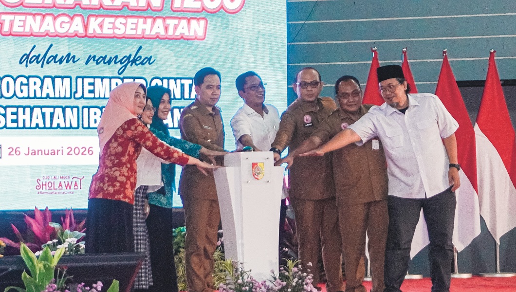 RESMI DIKERAHKAN: Bupati Fawait saat simbolis penerjunan 1.200 nakes untuk memerangi stunting, AKI/AKB, yang diikuti ribuan nakes dan para camat, di GOR Kaliwates, Jember, (26/01).