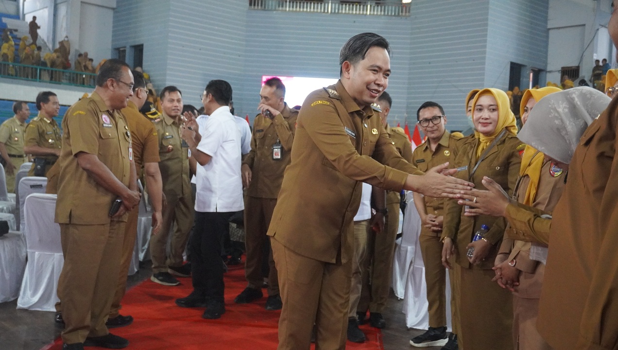 KOLABORASI: Bupati Fawait menyalami sejumlah nakes, saat simbolis penerjunan 1.200 nakes untuk memerangi stunting, AKI-AKB, yang diikuti ribuan nakes dan para camat, di GOR Kaliwates, Jember, (26/01).