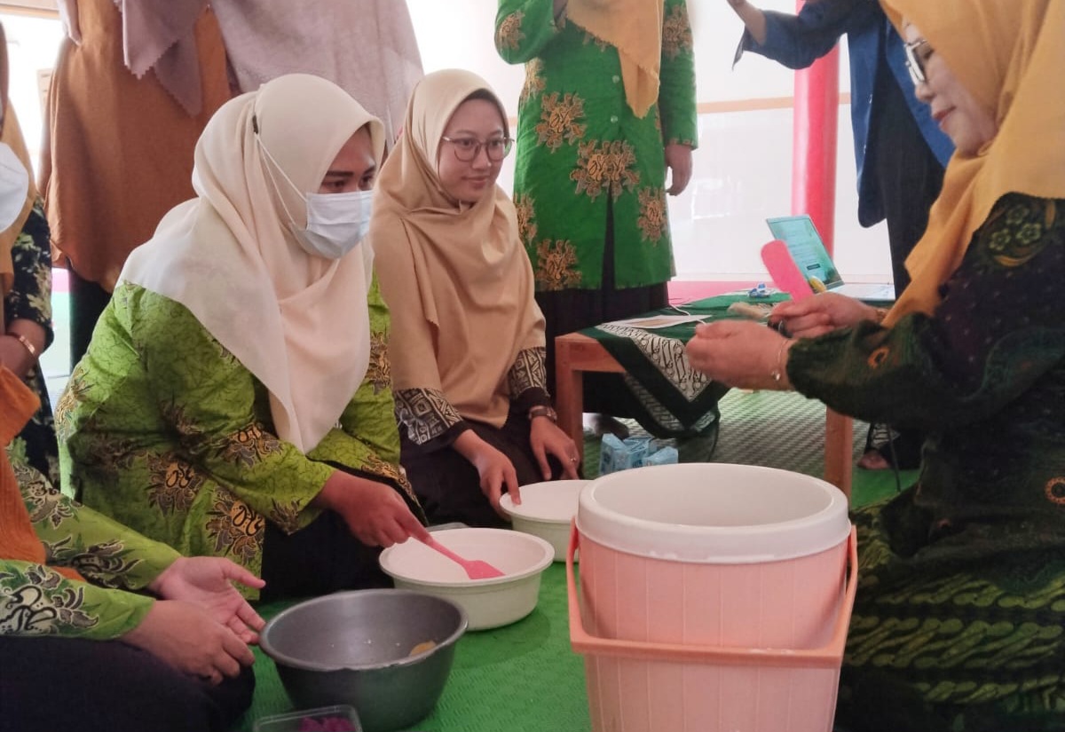 EDUKASI GIZI: Unmuh Jember menggandeng Pimpinan Cabang Aisyiyah (PCA) Sumbersari ketika membuat makanan sesuai standar gizi dalam upaya pencegahan stunting berbasis komunitas.