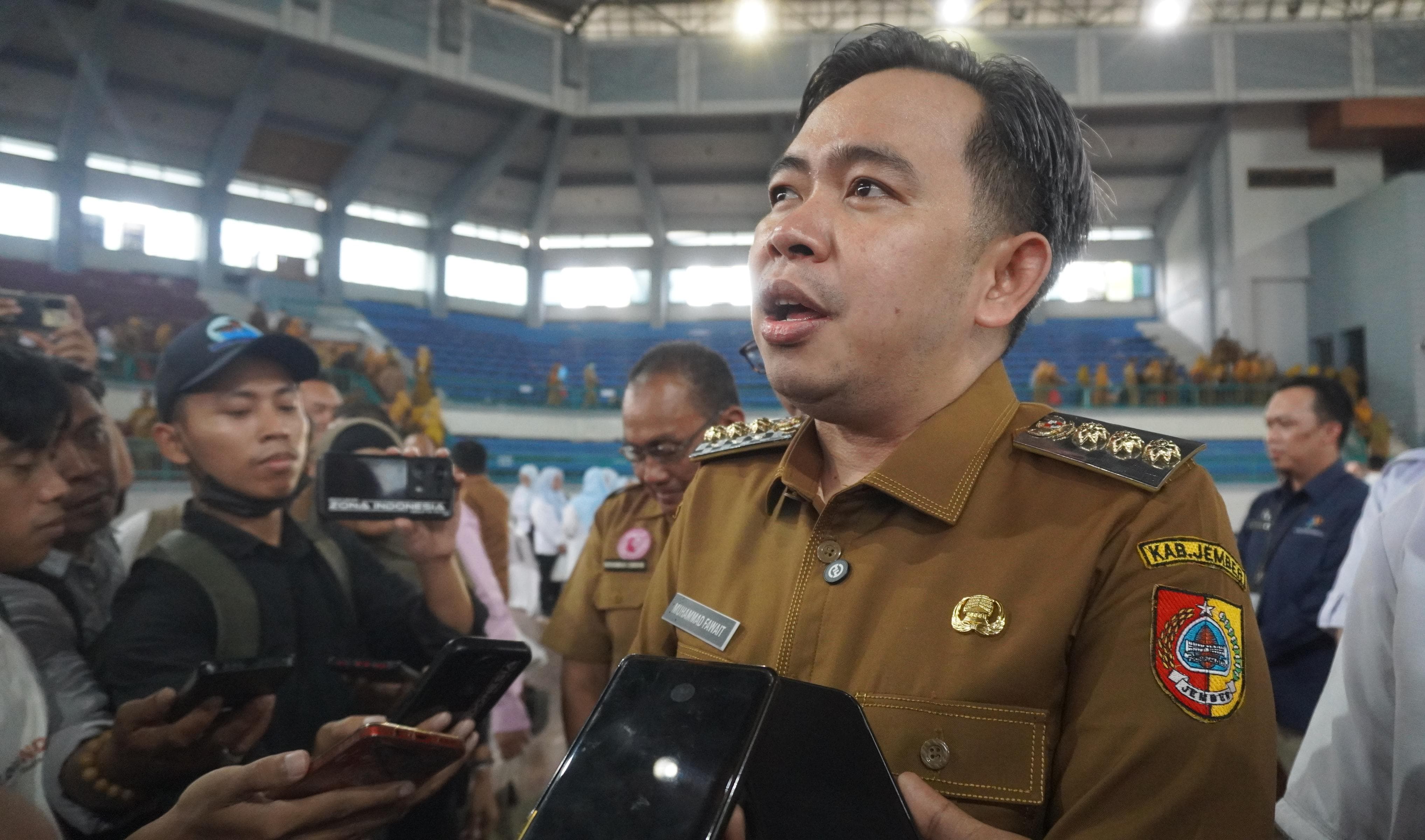 Bupati Fawait, seusai simbolis penerjunan 1.200 tenaga kesehatan, di GOR Kaliwates, Jember, (27/01) dan menyatakan siap perang total melawan krisis kesehatan Jember. (Maulana/JPRJ)