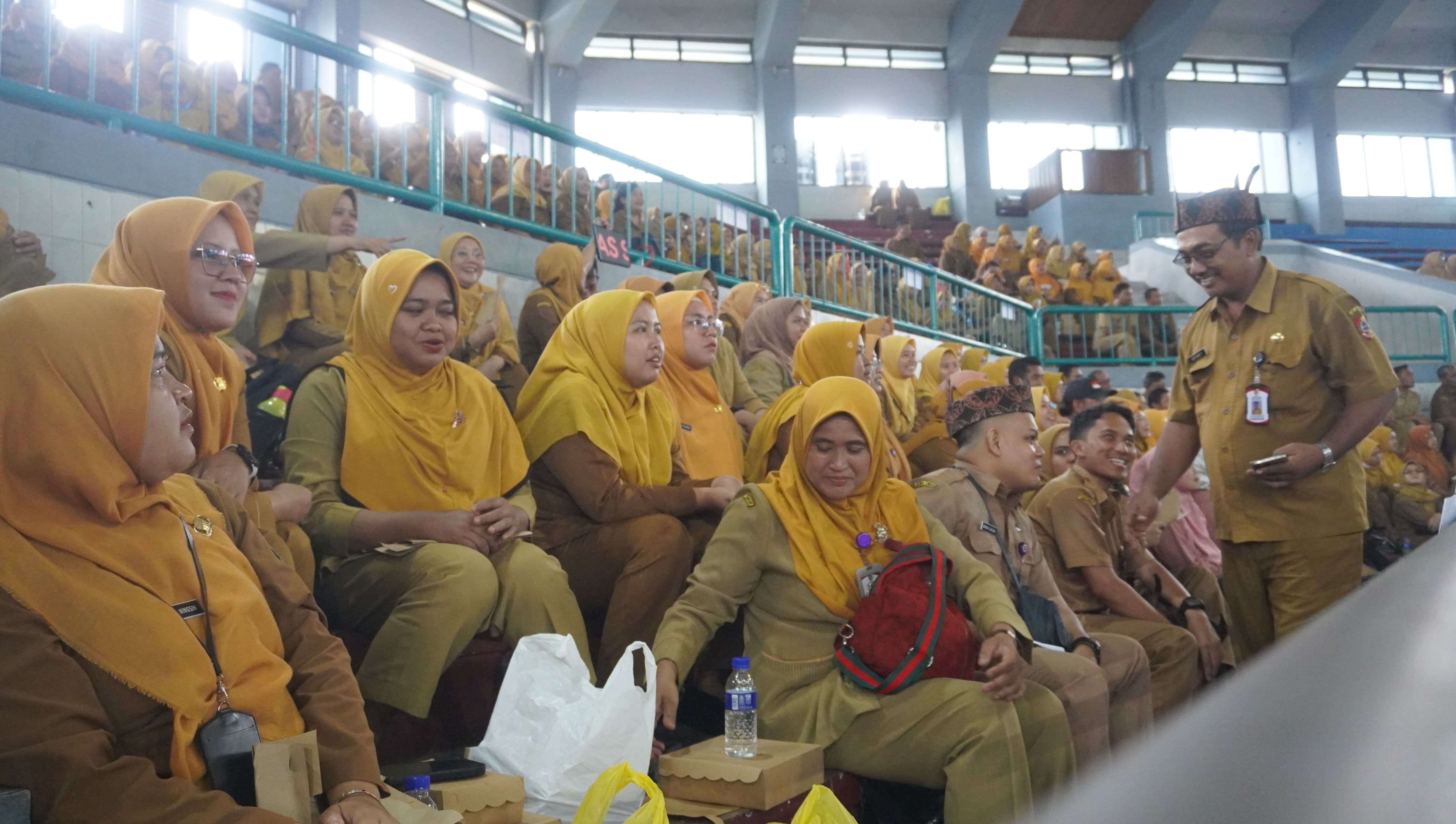 Sejumlah nakes saat mengikuti launching penerjunan 1.200 nakes untuk penanganan skala besar terhadap stunting dan AKI-AKB, di GOR Kaliwates Senin (26/01/2026). (Foto: Maulana/JPRJ)
