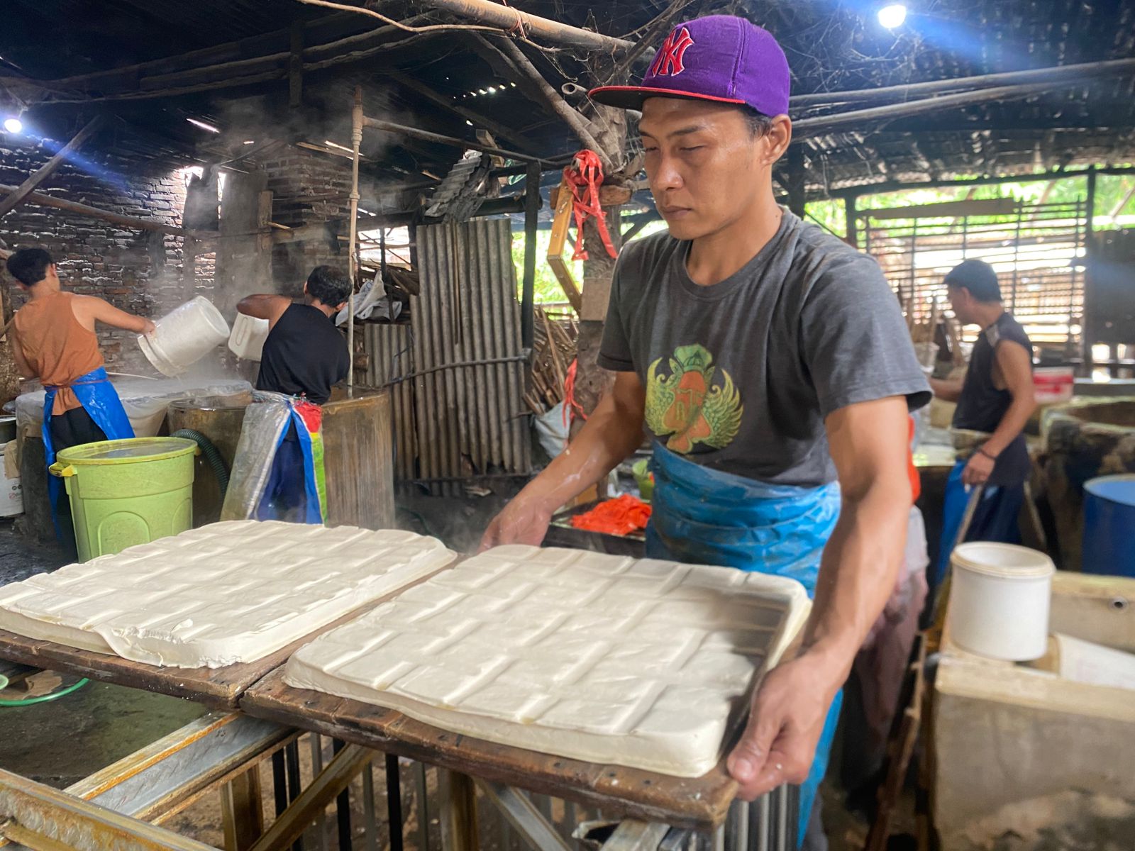 Salah satu pekerja pabrik tahu di Bondowoso, memilah tahu yang sudah siap untuk dijual. (ilham/jpri)
