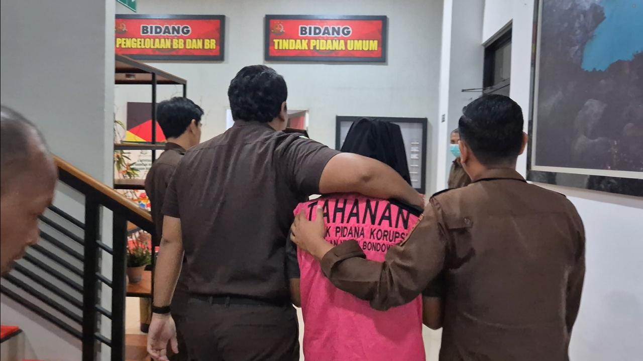 Jaksa Kejari Bondowoso membawa tersangka kasus dugaan korupsi dana Hibah Rp 1,2 Miliar. (Dok Kejari Bondowoso)
