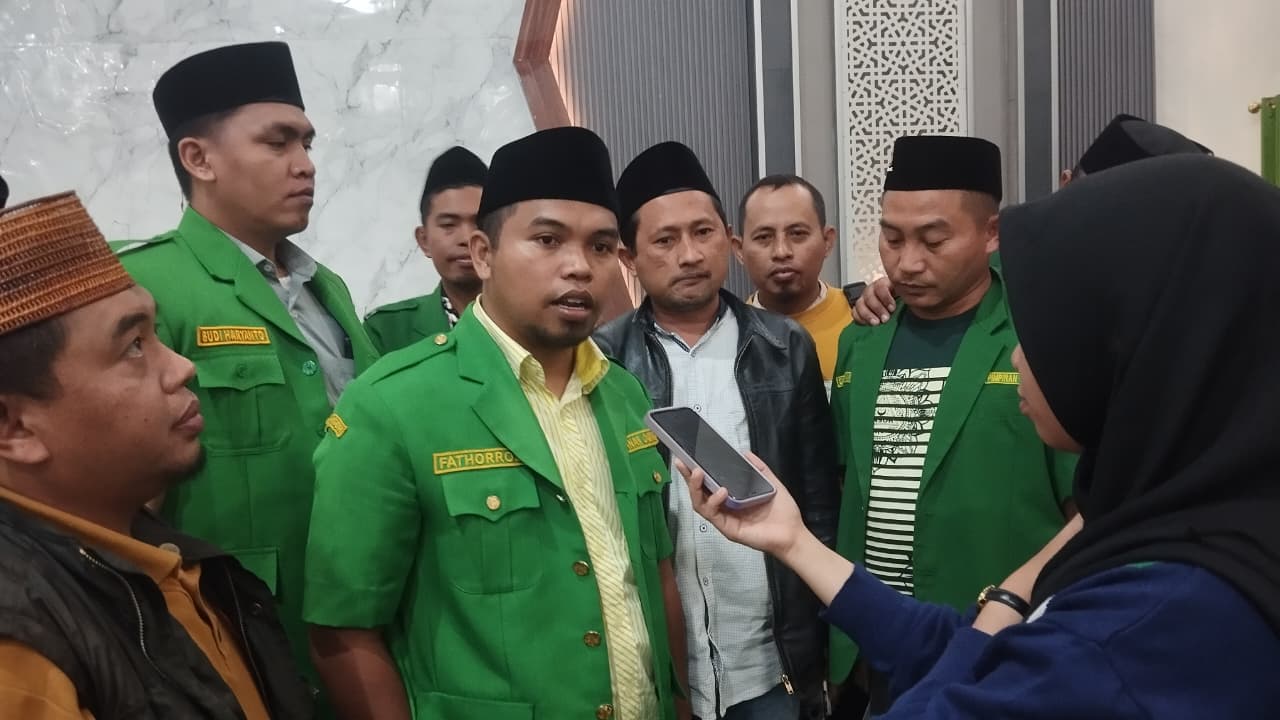 Ketua PC GP Ansor Bondowoso baru, Fathurrozi memberikan keterangan kepada sejumlah awak media.