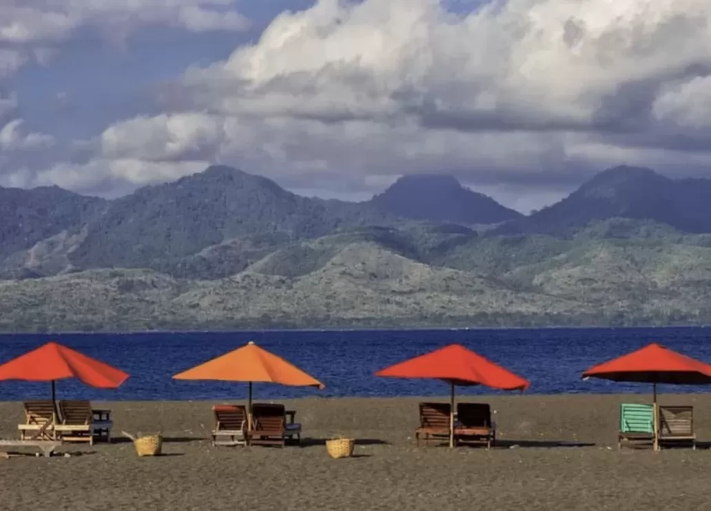 Pantai Boom Banyuwangi merupakan spot paling tepat untuk menikmati pesona matahari terbit dan tenggelam. (Instagram @pesona.indonesia)