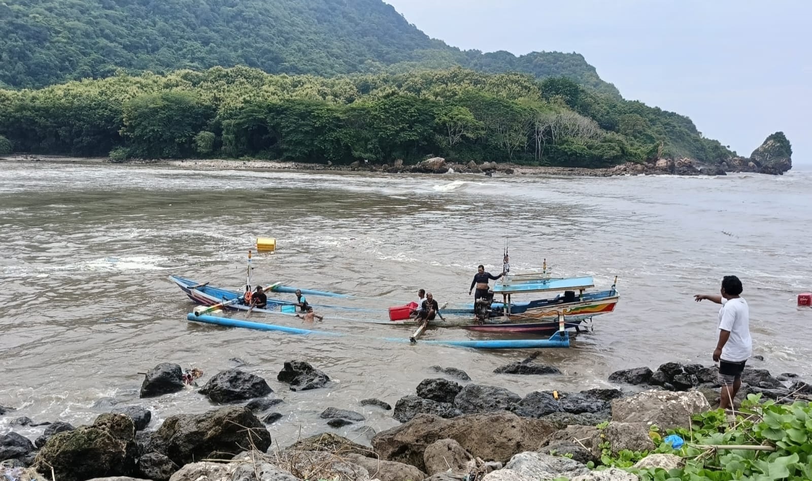 PULANG: Kondisi jukung yang rusak parah akibat dihantam ombak, kemarin (28/1).