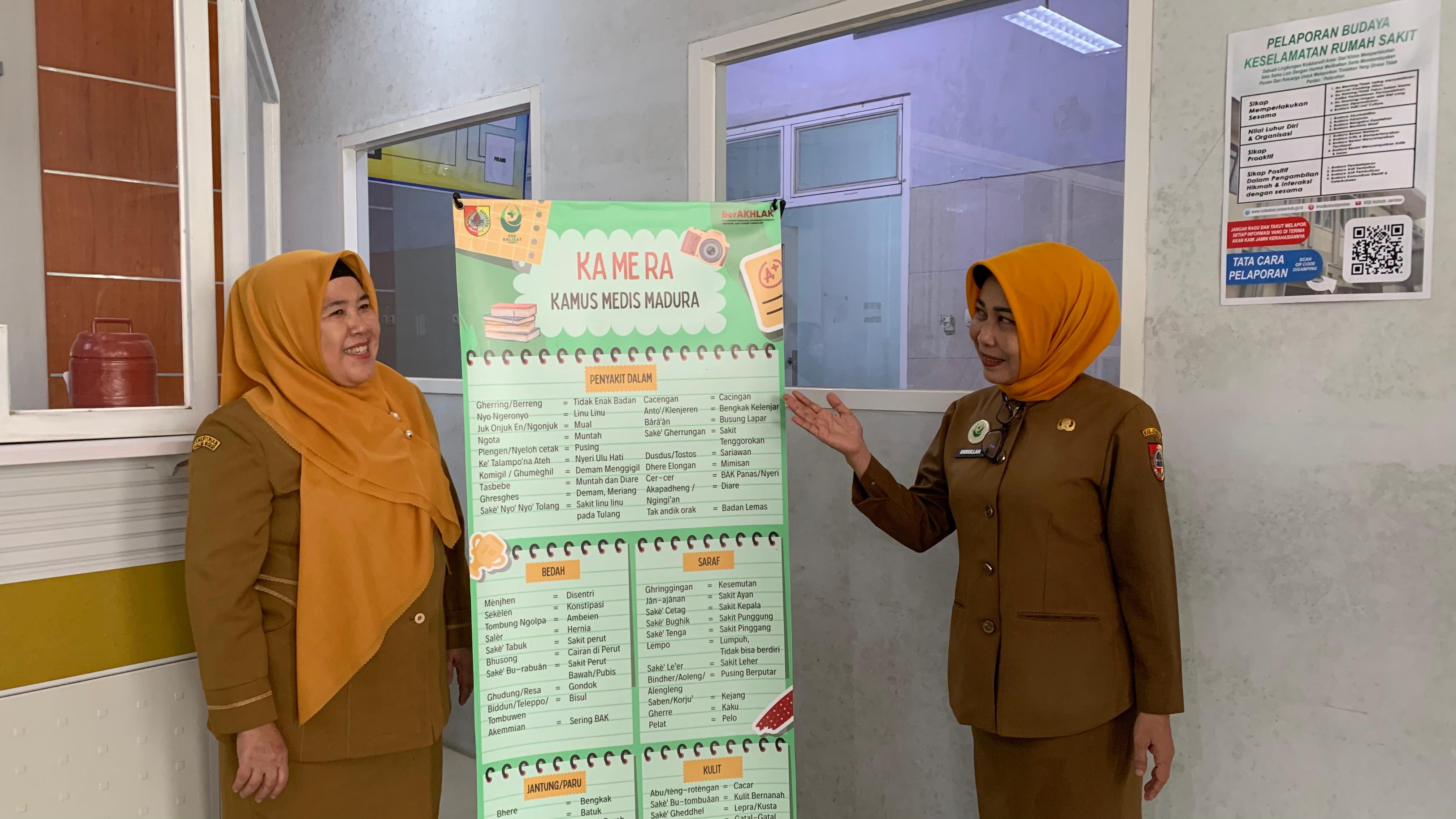 MUDAHKAN WARGA: Direktur RSD Kalisat dr Nurullah Hidajahningtyas (kanan) menunjukkan informasi Kamus Medis Madura (Kamera). Sebuah inovasi yang memudahkan komunikasi nakes dengan warga Madura.
