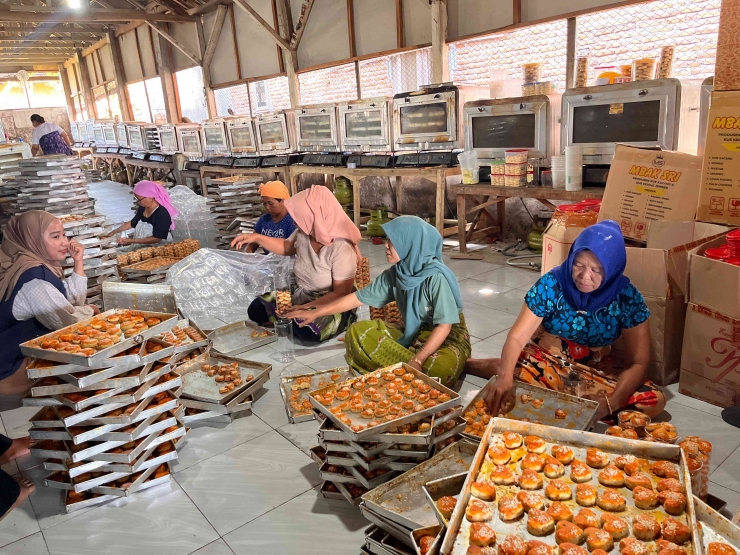 PERSIAPAN LEBARAN: Produksi kue kacang di Kecamatan Mayang. Diharapkan produsen kue kacang yang mencapai berton-ton setiap hari memakai LPG non subsidi.