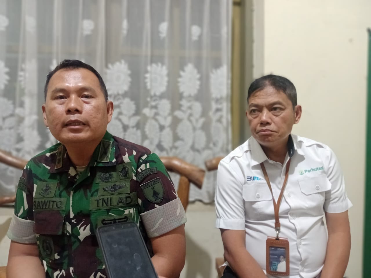 TERKENDALA: Dandim 0822 Bondowoso Letkol Infanteri Prawito (kiri) bersama Administratur KPH Perhutani Bondowoso Misbakhul Munir menjelaskan enam desa yang tak memiliki TKD.(ILHAM WAHYUDI/RADAR IJEN)