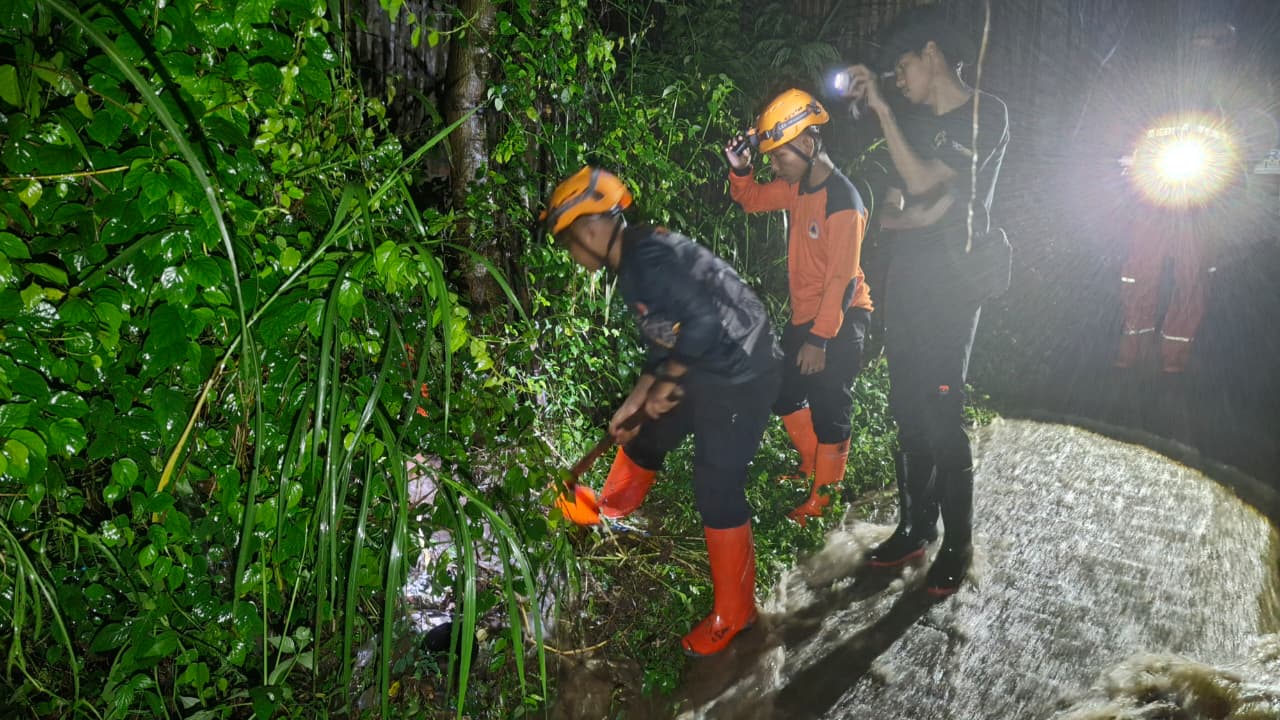 MENINJAU: Petugas saat mendatangi lokasi banjir wilayah Maesan, Senin (26/1) malam.(BPBD BONDOWOSO)