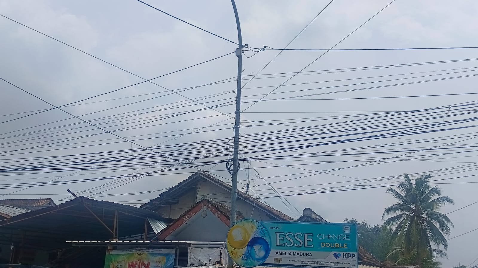 SEMRAWUT: Salah satu kabel yang semrawut di wilayah Bondowoso beberapa waktu lalu.(ILHAM WAHYUDI/RADAR IJEN)