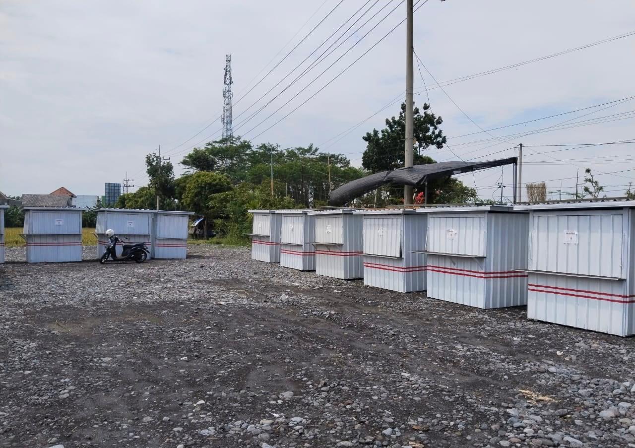 BANTUAN: Kondisi puluhan kios yang tengah dipersiapkan untuk sentra UMKM baru di kawasan Jalan Lintas Timur (JLT) Lumajang.(ADE APRYANIS/RAME)
