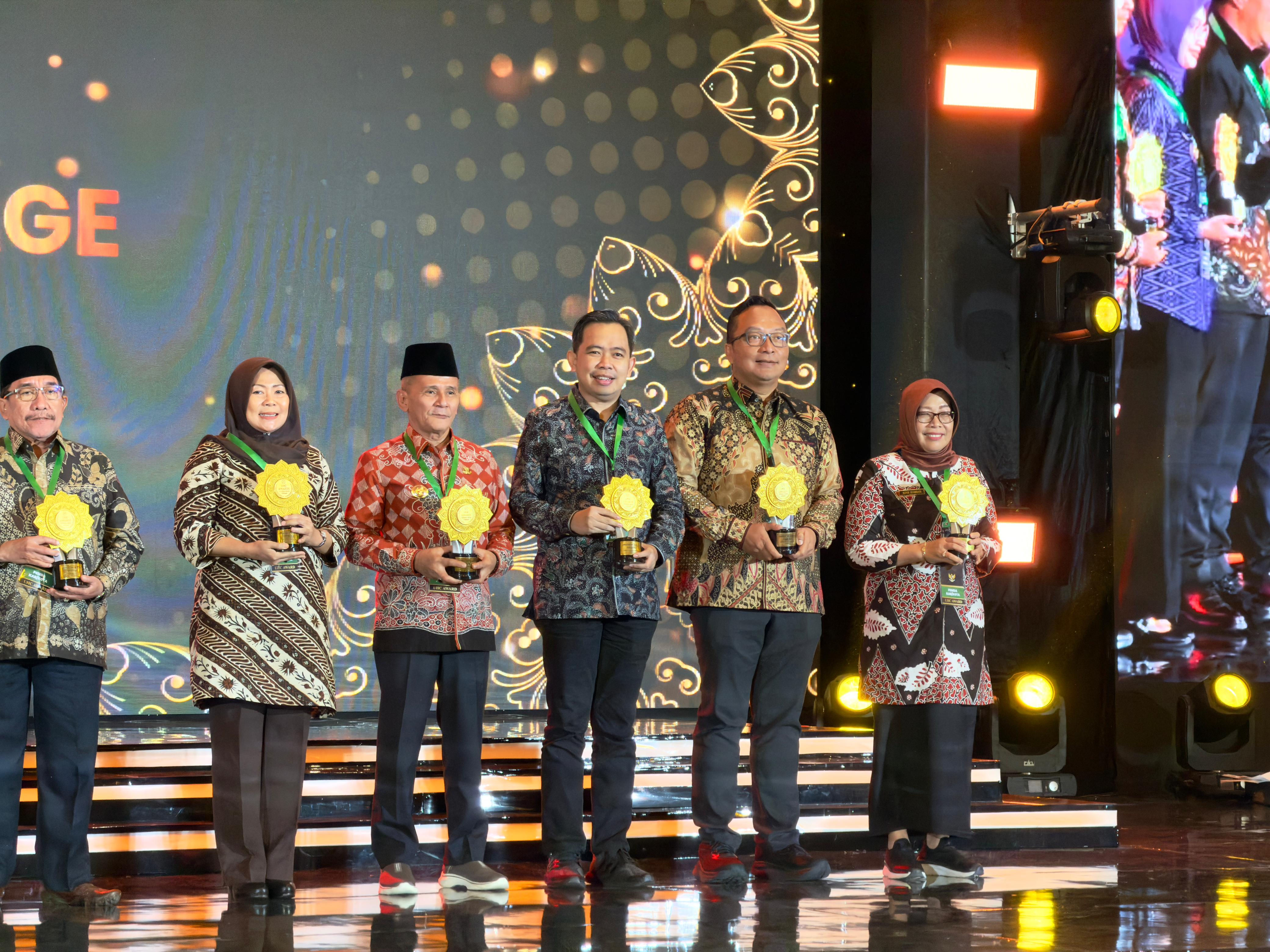 Bupati Fawait (kemeja batik hitam) saat menerima penghargaan UHC Award Kategori Madya, di JIExpo Kemayoran, Jakarta, Selasa (27/1/2026) malam. (Dok. Diskominfo)