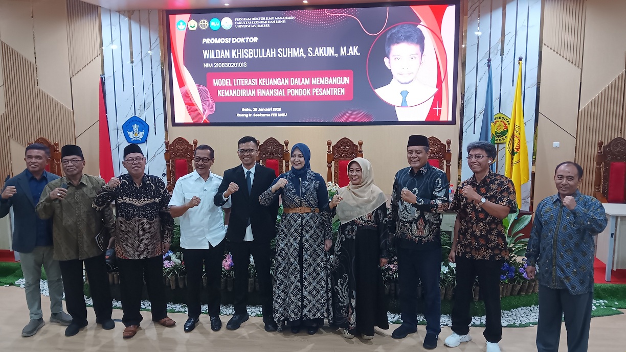 GELAR DOKTOR : Wildan Khisbullah Suhma foto bersama para promotor, penguji, keluarga Prof Babun Suharto, Bupati Periode 2016&ndash;2020 dr Hj Faida, bersama Wabup Jember Djoko Susanto.