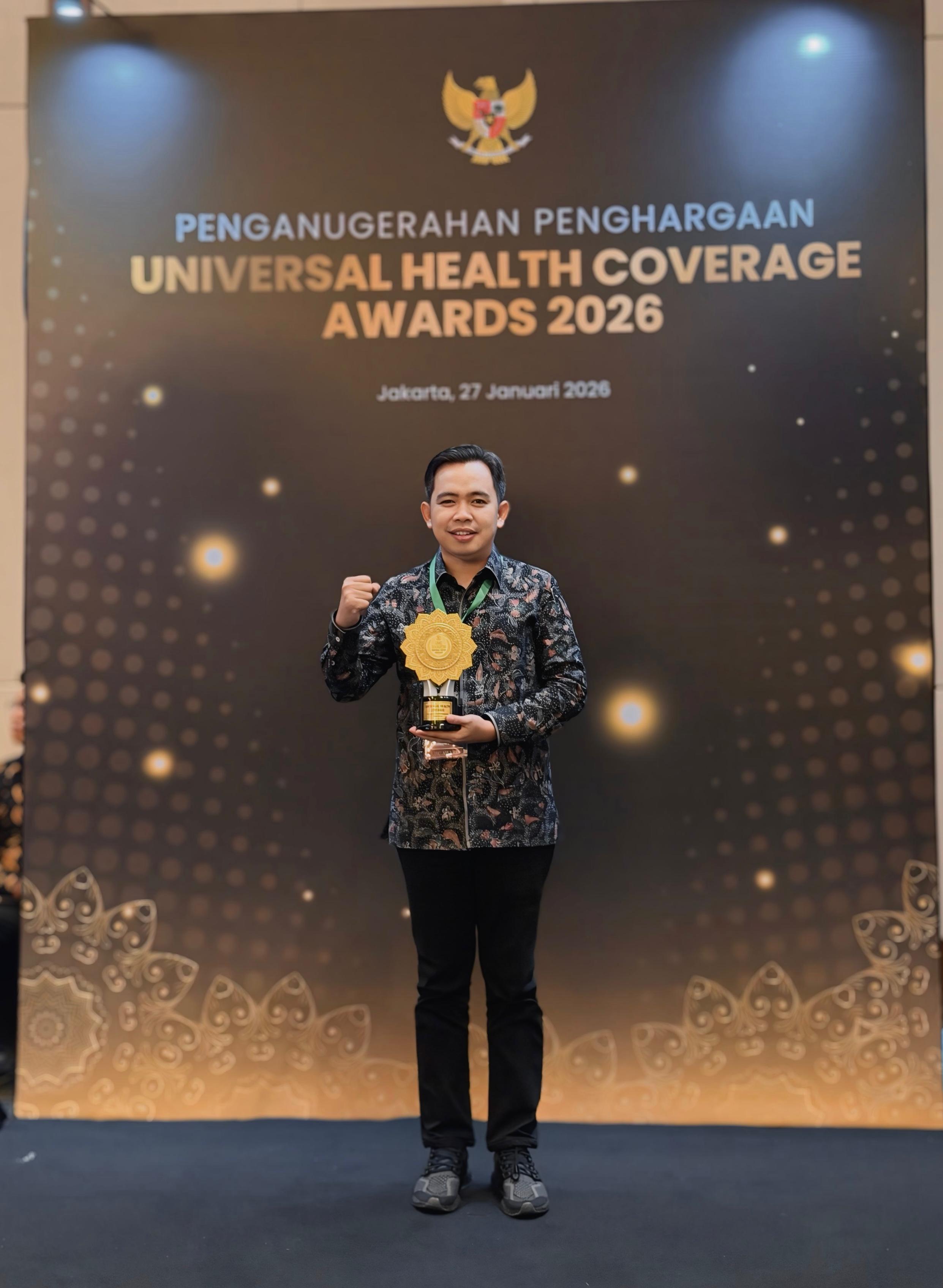 PENGHARGAAN NASIONAL: Bupati Fawait saat menerima penghargaan UHC Award Kategori Madya, di JIExpo Kemayoran, Jakarta, Selasa malam (27/01).