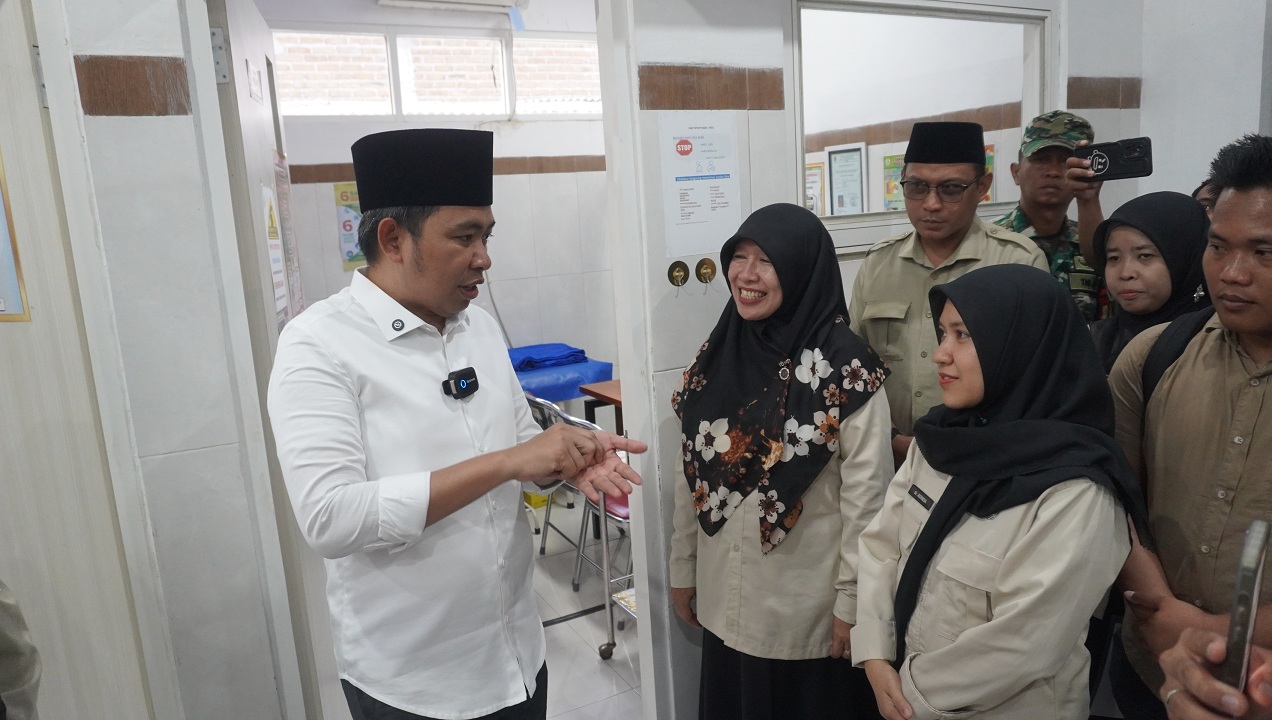 Gus Fawait meninjau pelayanan kesehatan di puskesmas saat rangkaian Bunga Desaku. Belum lama ini, ia kembali melakukan inspeksi ke puskesmas dan mendorong faskes pelat merah itu lebih layak.