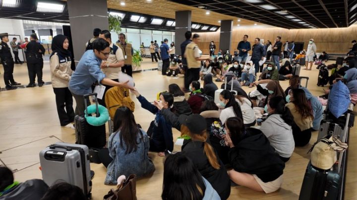 Sebanyak 90 WNI yang terjerat kasus scam di Myanmar tiba di Bandara Soekarno-Hatta 22/1 (Foto Kemenlu RI)