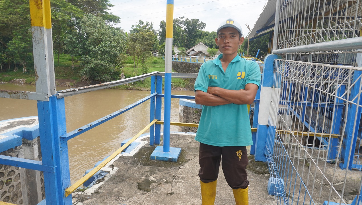 DICEK BERKALA: Anton, petugas di pintu air bendungan Sungai Bedadung, Dam Rowotamtu, Kecamatan Rambipuji.