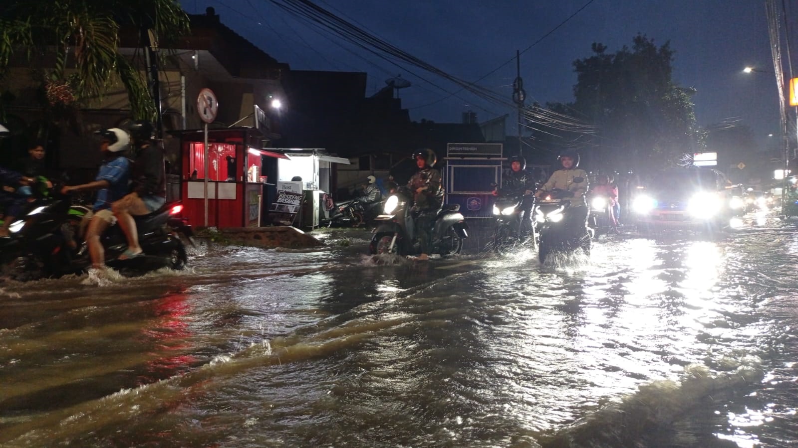 ANCAMAN NYATA: Kondisi Banjir di Jalan Mastrip, Kelurahan/Kecamatan Sumbersari, Rabu (28/1).