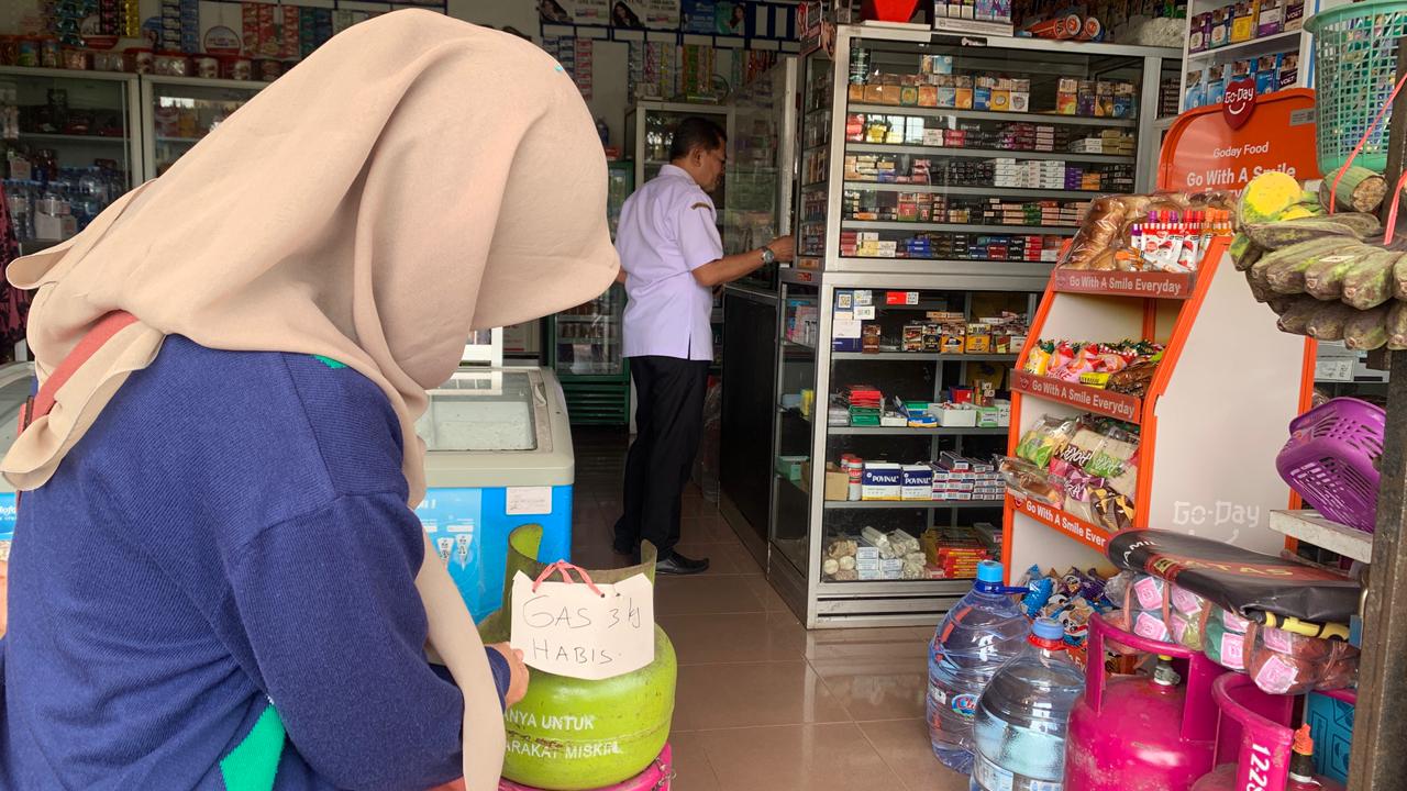 SULIT: Salah seorang warga mencari gas lpg 3 kilogram di sejumlah toko, namun banyak yang kosong.(ILHAM WAKYUDI/RADAR IJEN)