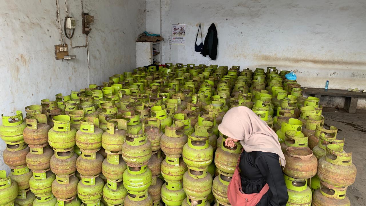 MELIMPAH: Stok LPG 3 Kilogram di salah satu agen diklaim masih aman, proses distribusi juga lancar. (ILHAM WAHYUDI/RADAR IJEN)