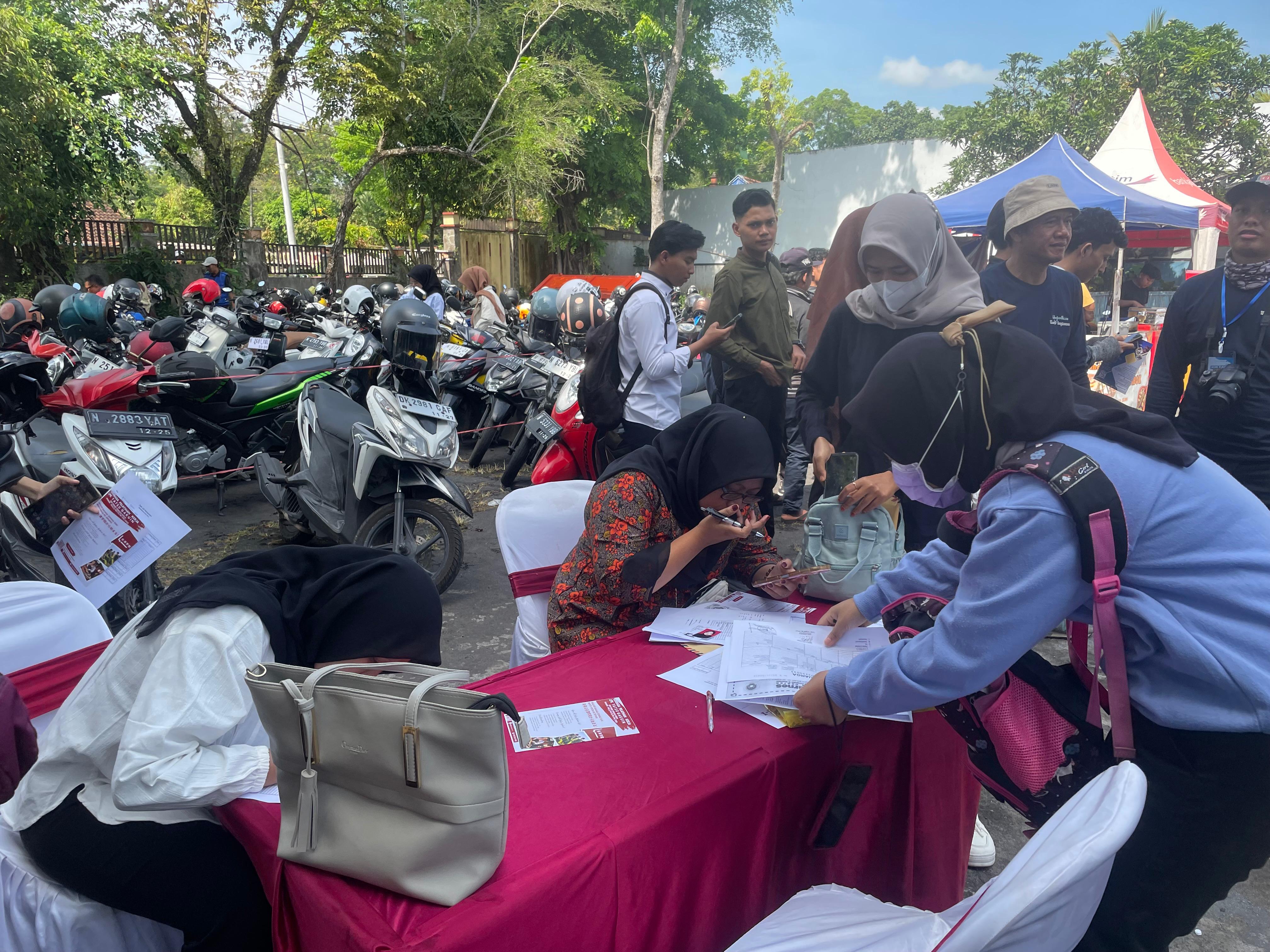 DAFTAR: Ratusan pencari kerja tengah mendaftarkan diri ke beberapa perusahaan swasta di Lumajag adaa acar Job Fair beberap waktu lalu.(ADE APRYANIS/RAME)