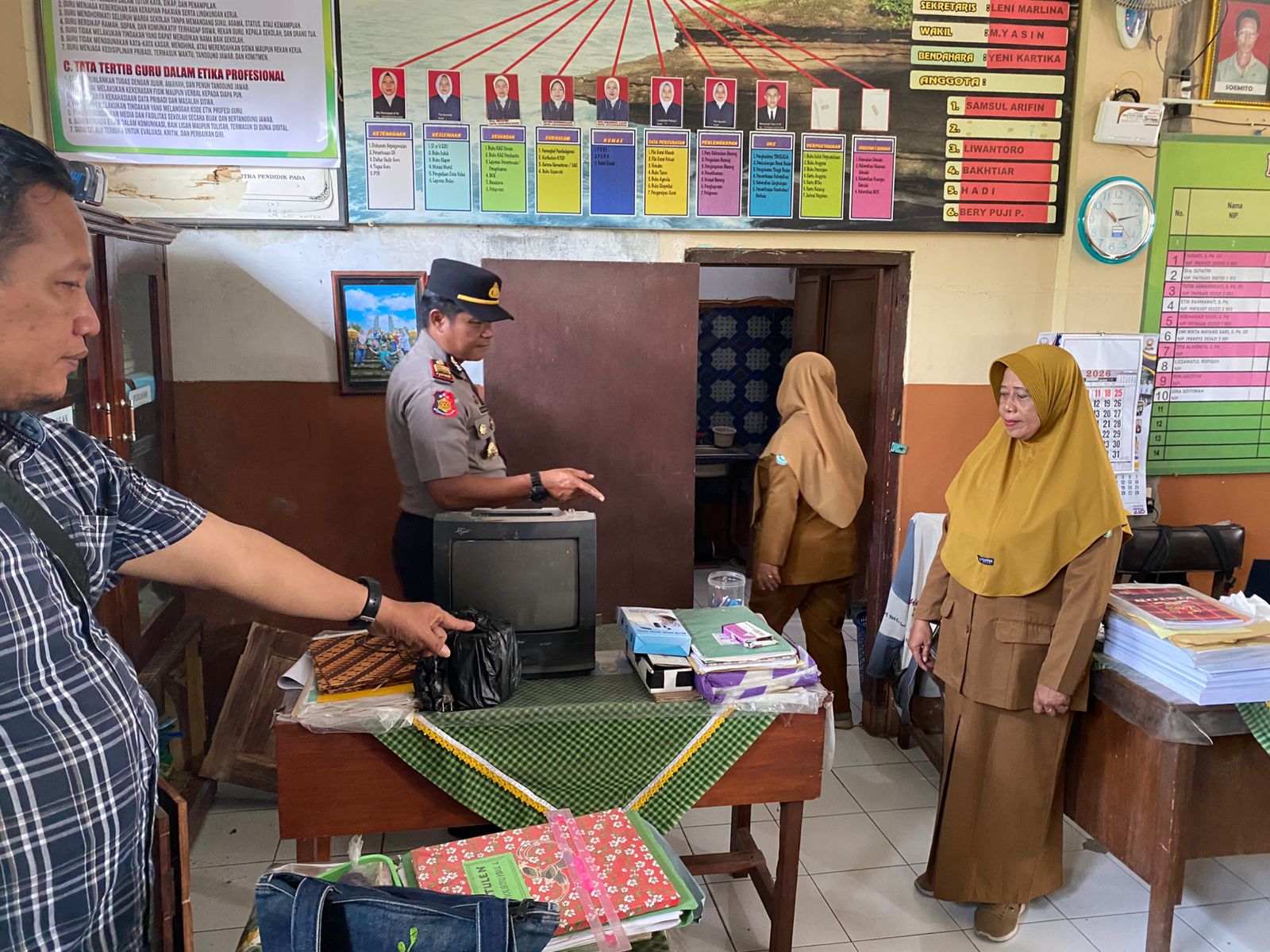 OLAH TKP: Sejumlah anggota kepolisan saat melakukan olah TKP pembobolan sekolah di Kecamatan Jatiroto.(ATIEQSON MAR IQBAL/RAME)