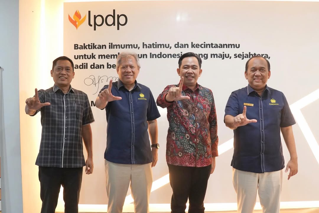 LANJUT LOBI-LOBI: Bupati jember Muhammad Fawait (dua dari kiri) ditemani Ketua DPRD Ahmad Halim, dalam kunjungannya ke Kantor LPDB Kementerian Keuangan RI, di Jakarta, Rabu (28/01).