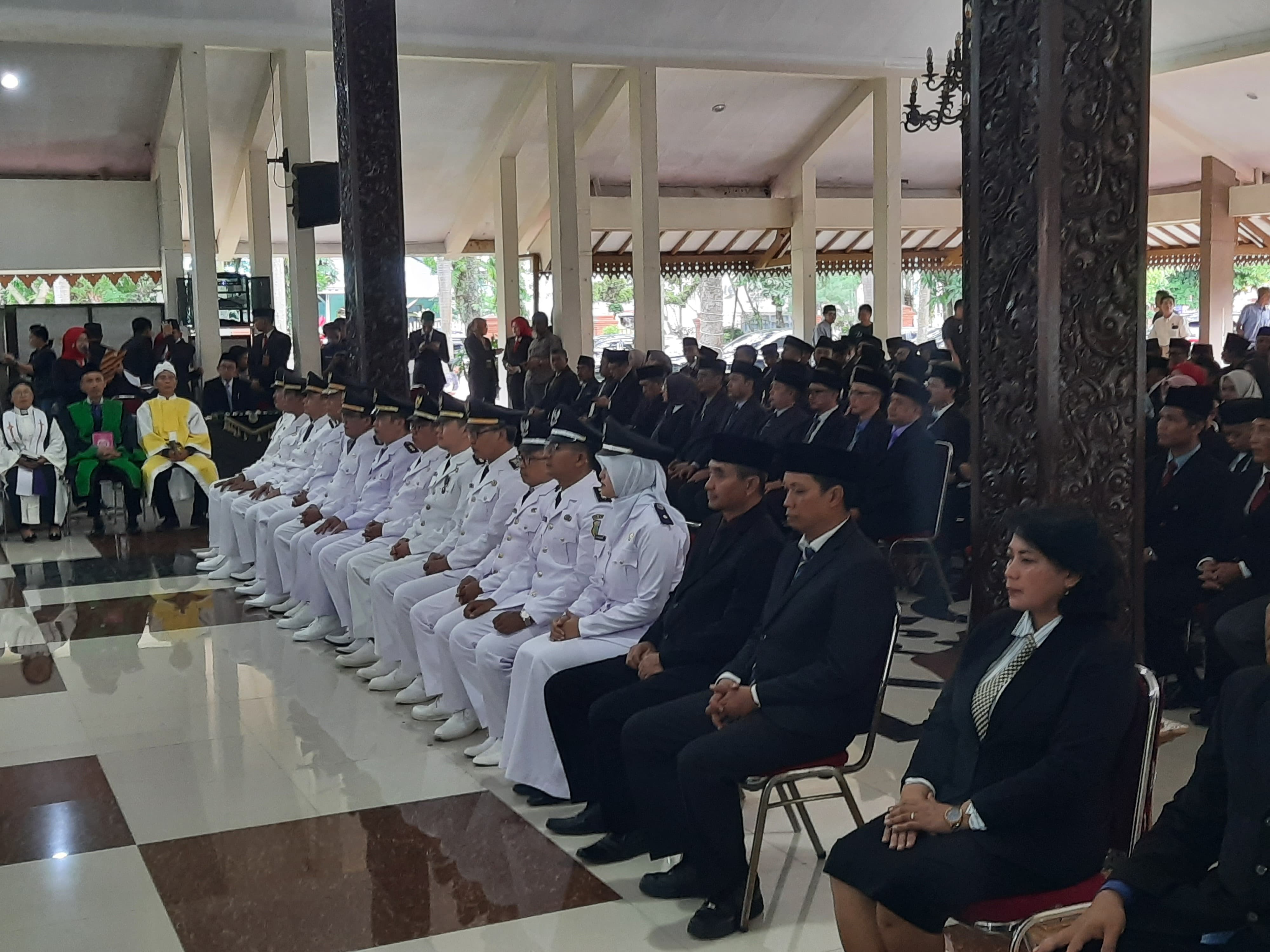 DILANTIK:Sejumlah pejabat eselon II saat dilakuna pelantikan (FAQIH/RJ)