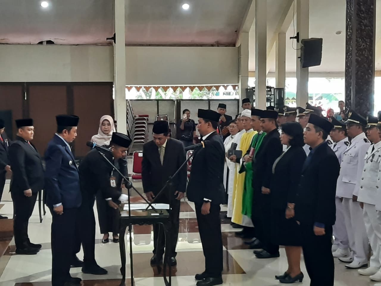 DILANTIK:Momen perwakilan salah satu kepala OPD saat dilantik bupati Bondowoso (FAQIH/RJ)
