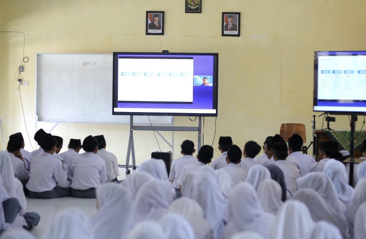 MODERN: Siswa Siswi SMK Manbaul Ulum belajar menggunakan smartboard.(DIDIK SUPRIYANTO / RADAR IJEN)