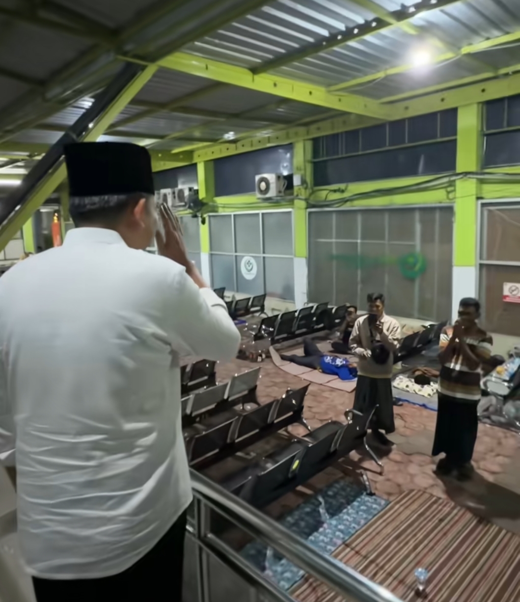 Gus Fawait saat menyapa keluarga pasien yang dirawat di RSD dr Soebandi Patrang, Jember, Selasa malam (27/01/2026). (Dok. Gus Fawait)