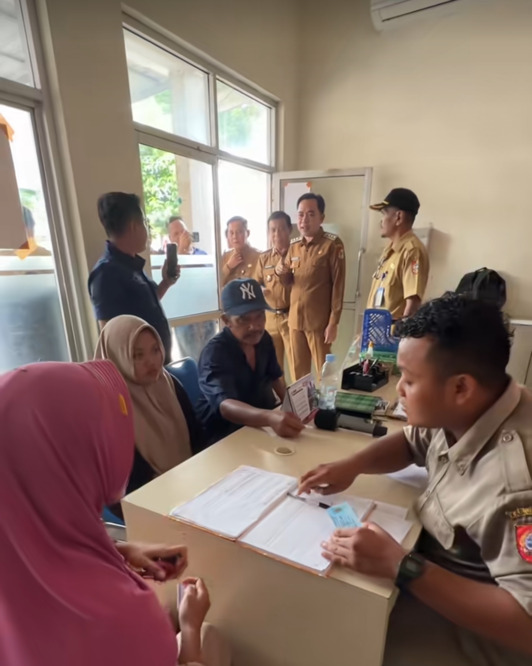 Sejumlah masyarakat saat mengurus adminduk di Kantor Kecamatan Bangsalsari, di saat bersamaan, Bupati Gus Fawait turun ke lokasi melakukan inspeksi, Selasa (27/01/2026). (Dok. Gus Fawait)