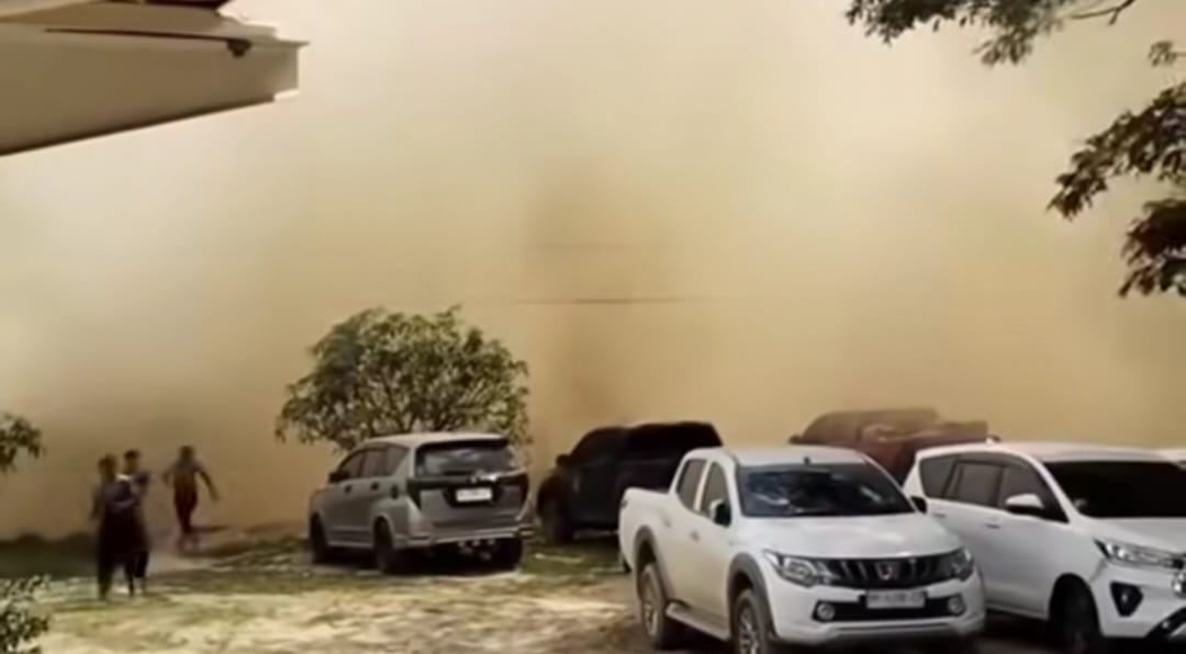 Ancaman debu dari sisa lumpur banjir di Aceh Tamiang. (Instagram/berita_aceh_tamiang_offical)