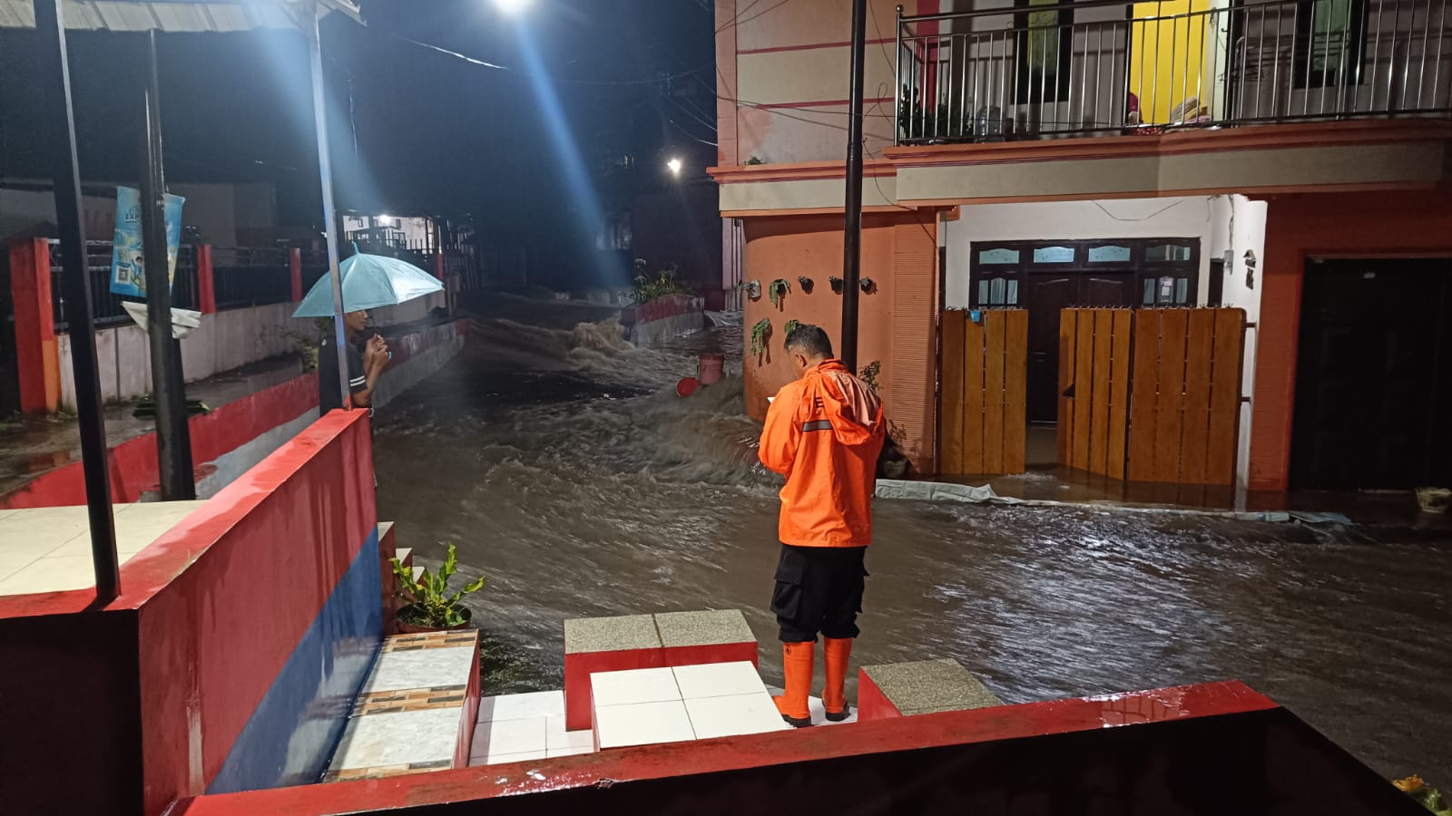 LUBERAN DRAINASE: Jalan hingga permukiman terendam banjir dari luberan drainase maupun sungai.