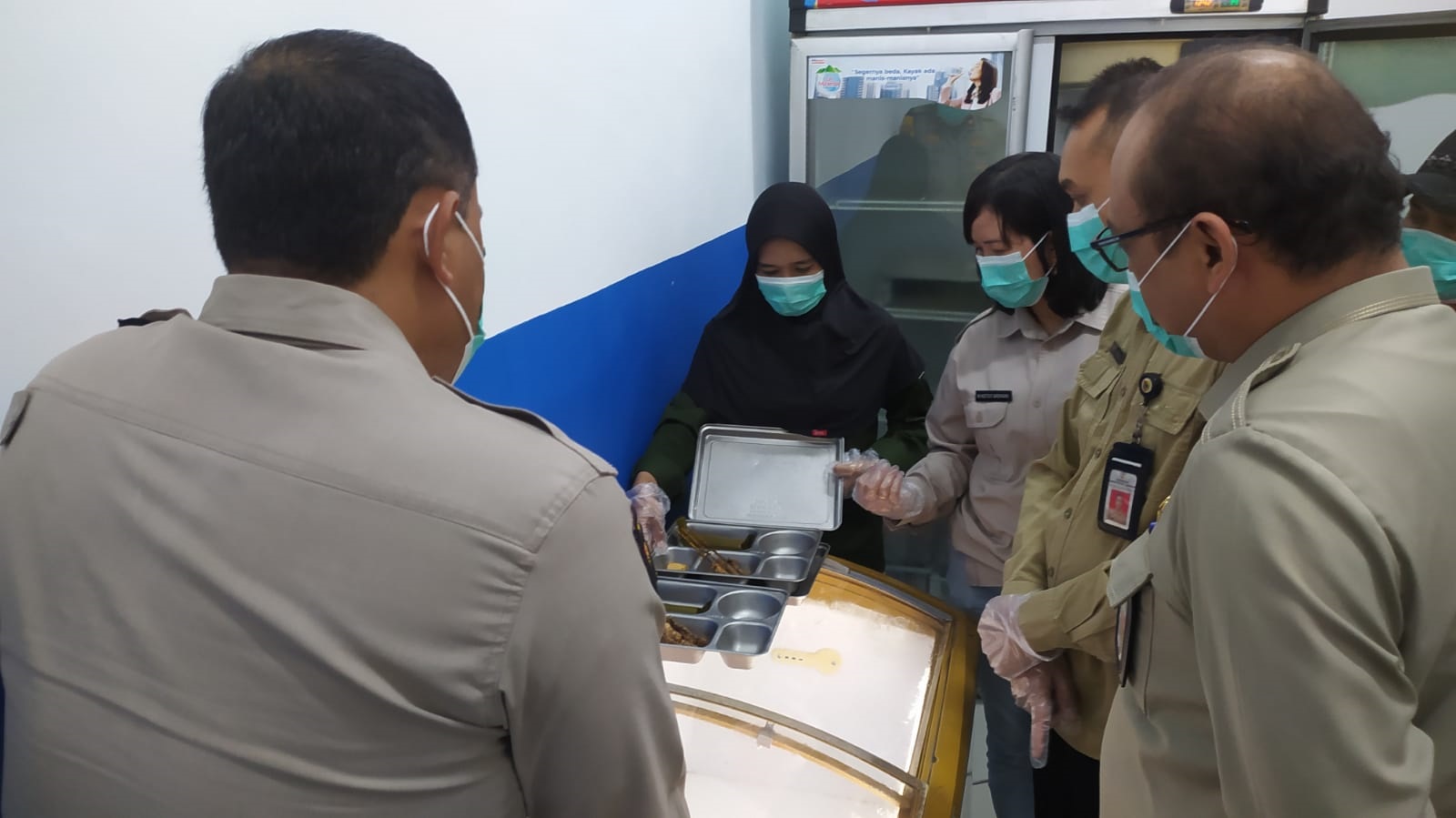 CEK LOKASI: Pj Sekda Jember Helmi saat memimpin inspeksi ke lokasi SPPG, Jumat pagi (30/01).