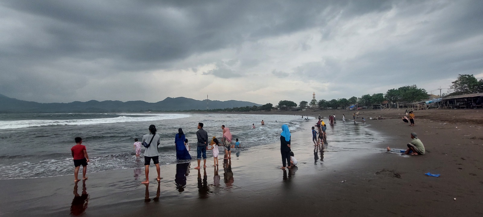 SELATAN JEMBER: Pengunjung Pantai Payangan menikmati keindahan pantai di selatan Jember.&nbsp;
