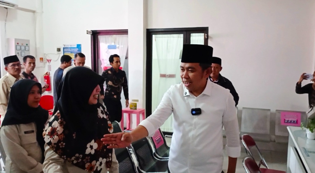 TERUS DITINGKATKAN: Bupati Jember Muhammad Fawait meninjau pelayanan kesehatan di puskesmas.
