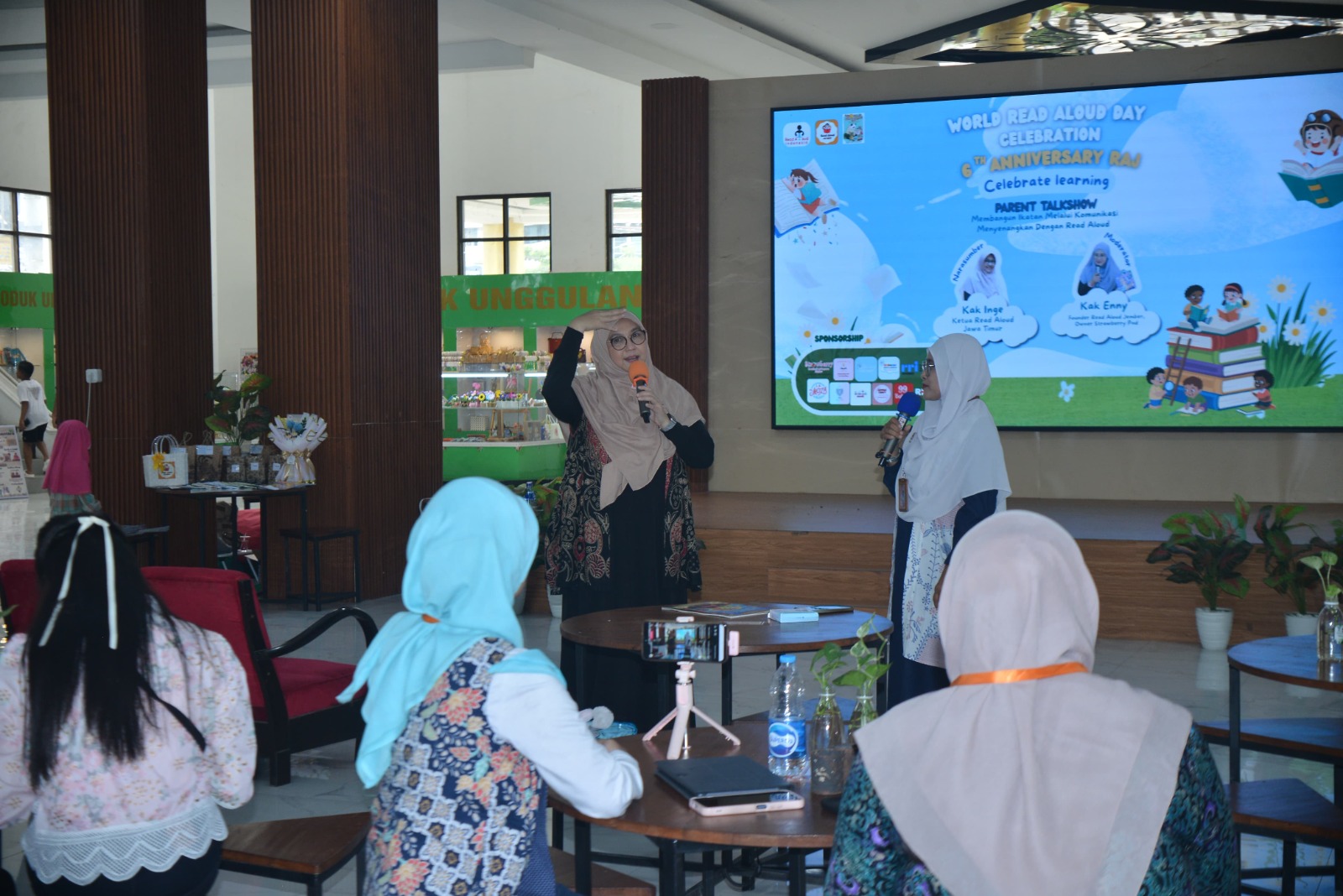 Ketua Read Aloud Jember, Enny Tyasati memaparkan pentingnya seorang ibu menerapkan membaca nyaring kepada anak, dalam kegiatan perayaan Read Aloud Jember ke-6.