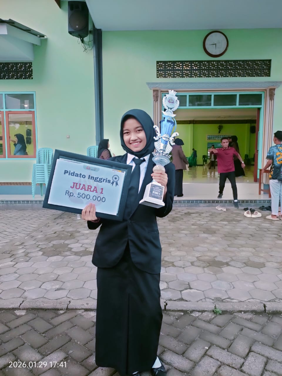 BANGGA: Arimanita Aprilia, siswa kelas XII Desain Produksi Busana (DPB) SMK Manbaul Ulum berhasil menjadi juara 1 lomba pidato bahasa inggris.