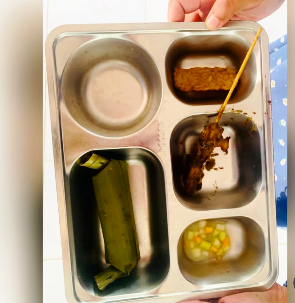 Salah seorang wali murid memperlihatkan menu MBG yang disediakan oleh salah satu SPPG di Jember hingga menjadi bulan-bulanan warganet di media sosial. (Tangkapan layar Instagram)