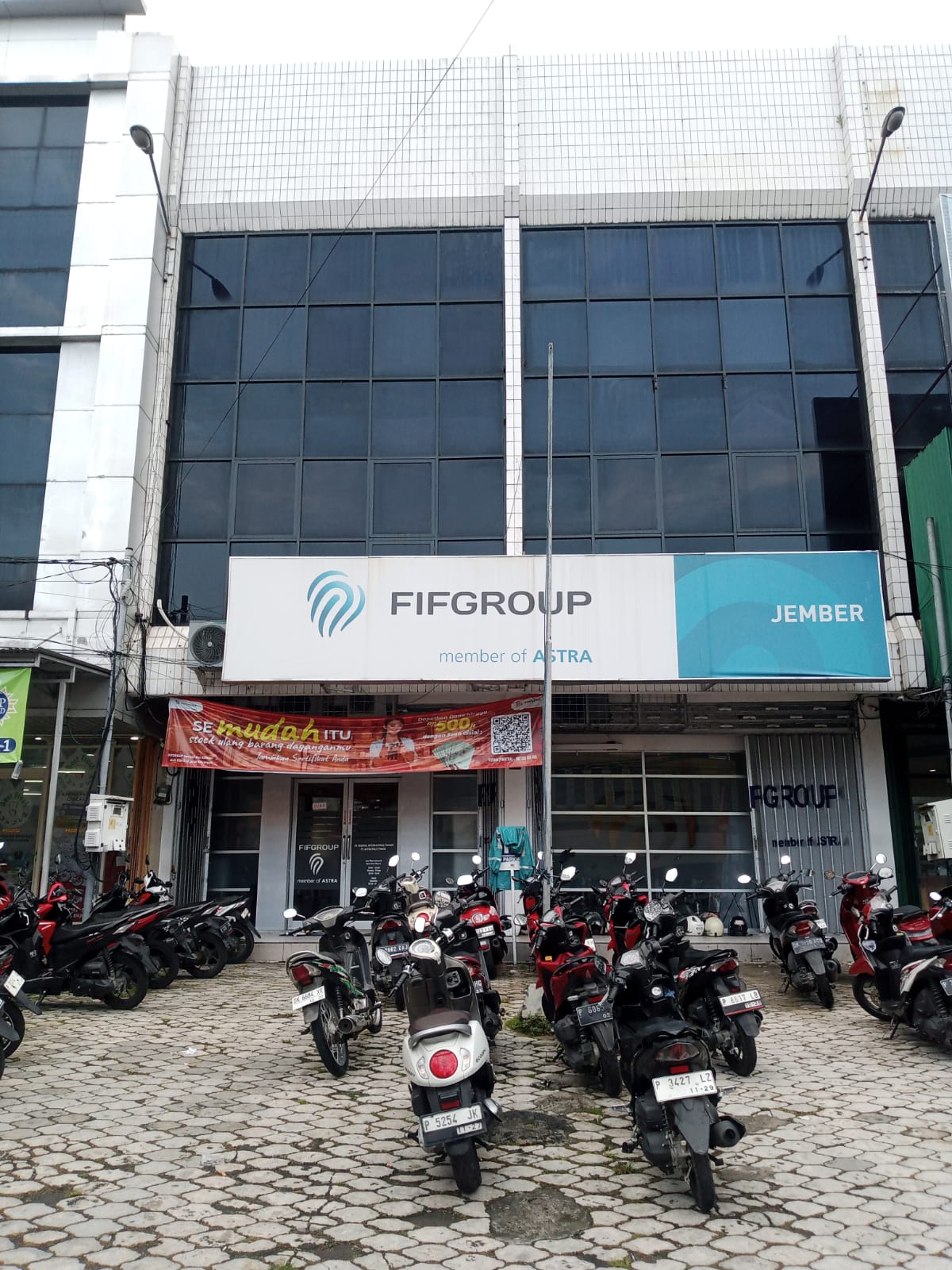 PARKIRAN: Kantor Cabang FIFGROUP Jember di Jalan Diponegoro Nomor 10, Jember. (FOTO: FIFGROUP)