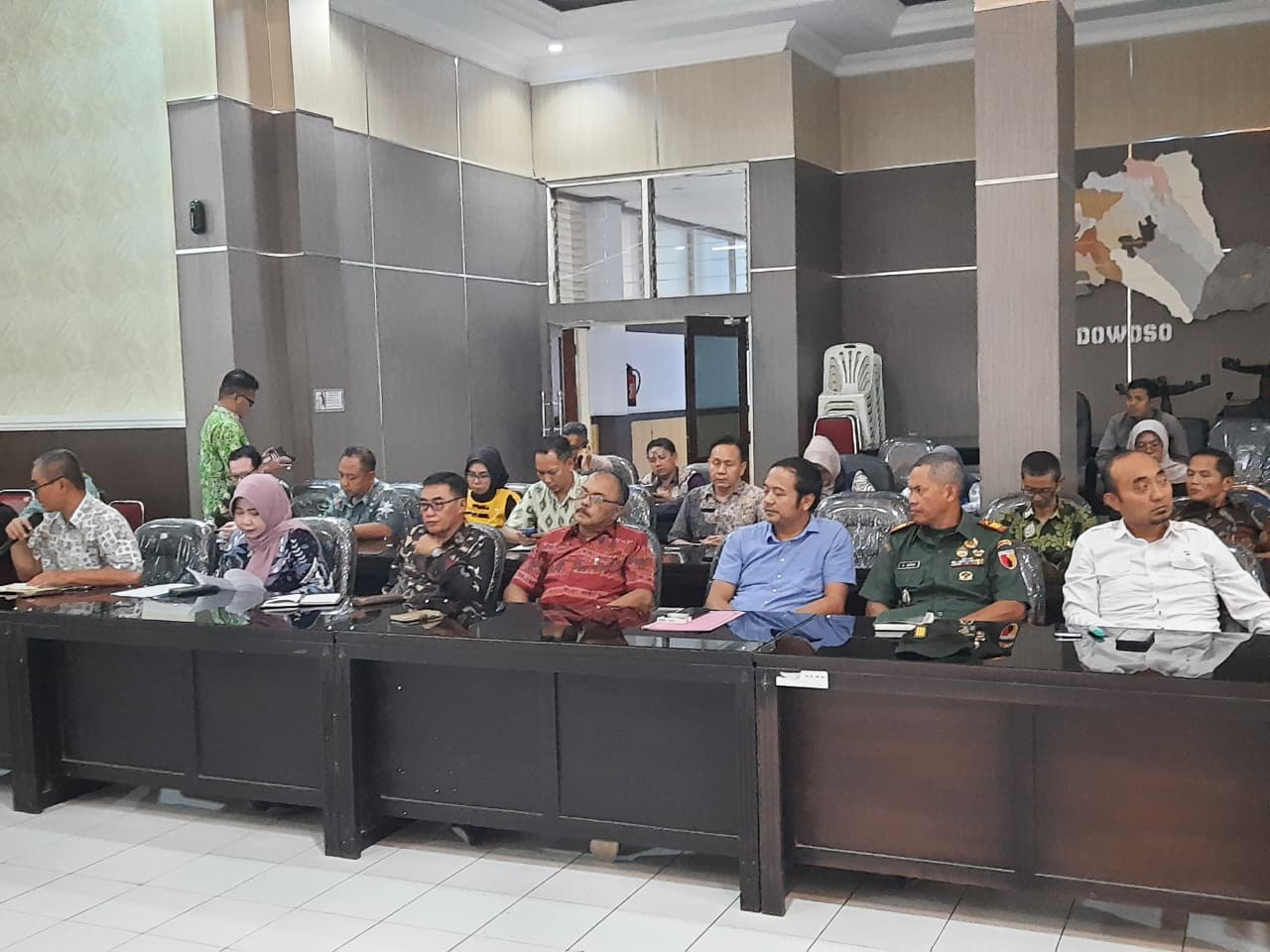 DIBAHAS: Sejumlah pihak saat melakukan rapat dengar pendapat tentang kelangkaan gas melon.(FAQIH HUMAINI/RADAR IJEN)