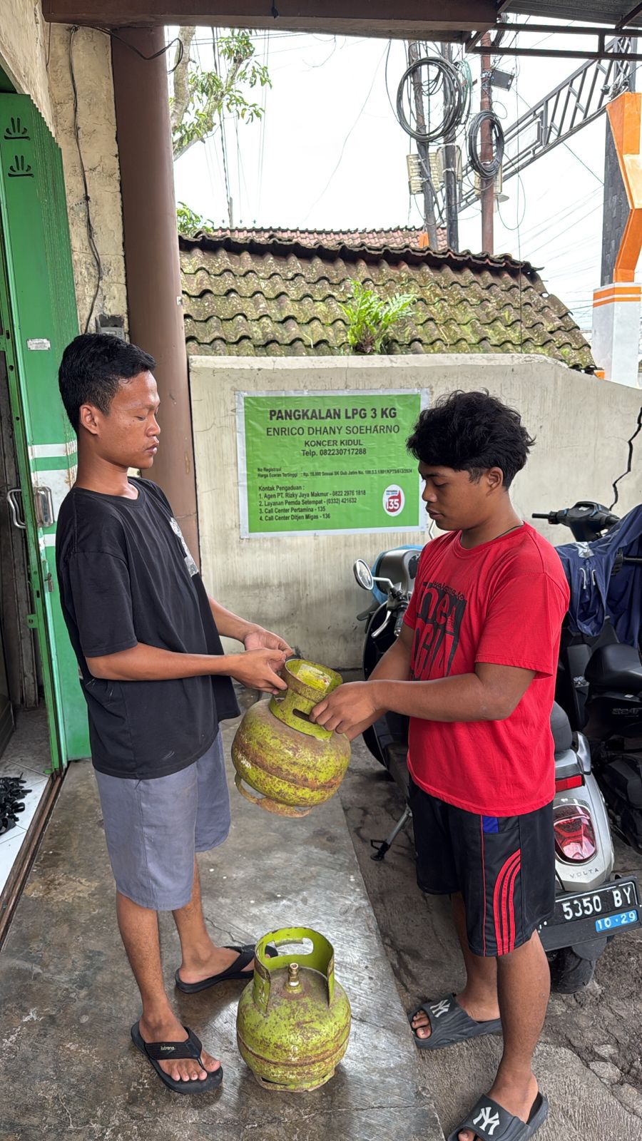 MELAYANI: Beberapa sub pangkalan saat melayani masyarakat membeli gas lpg 3kg.(FAQIH HUMAINI/RADAR IJEN)