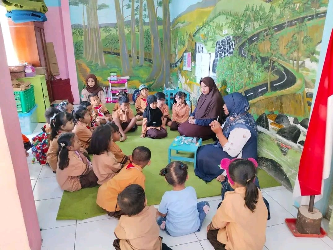 SABAR: Sejumlah guru di Bondowoso mengajar sejumlah anak-anak di Kelompok Bermain (KB) di Bondowoso. (ILHAM WAHYUDI/RADAR IJEN)