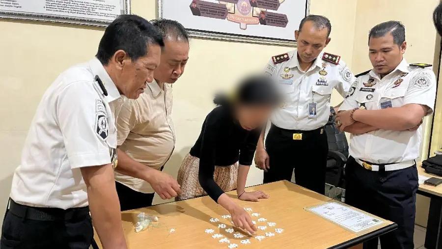COPOT: Oknum nakes yang selundupkan pil koplo beberapa waktu lalu dicopot status PPPKnya.(ADE APRYANIS/RAME)