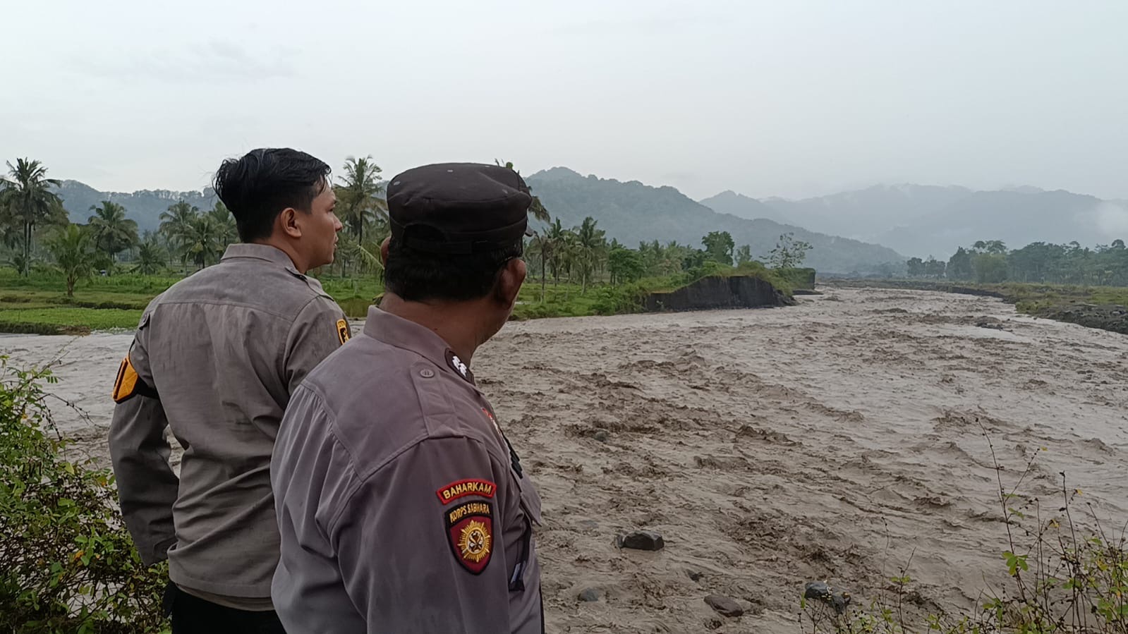 ANTISIPASI: Penampakan aliran sungai Gunung Semeru setelah hujan deras, beberapa waktu lalu.(ATIEQSON MAR IQBAL/RAME)