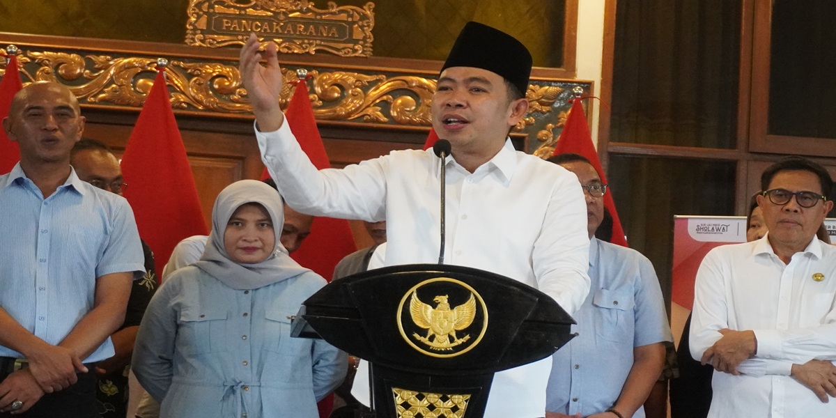 UMUMKAN GEBRAKAN BARU: Bupati Fawait memberikan keterangan terbuka kepada awak media, saat kesempatan Pro Guse Update, di Pendapa Wahyawibawagraha Jember, Sabtu (31/01).