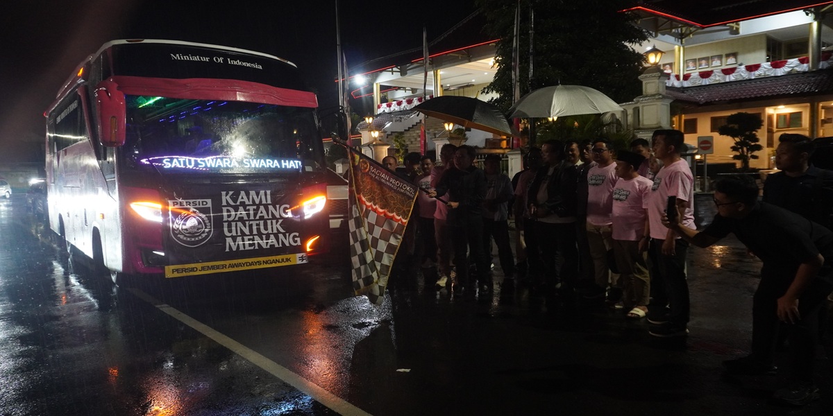 DILEPAS ORANG NOMOR 1: Bupati Jember Muhammad Fawait melepas langsung pemain, ofisial, dan manajemen Persid Jember menuju Nganjuk untuk melakoni babak 8 Besar Liga 4 Jatim.