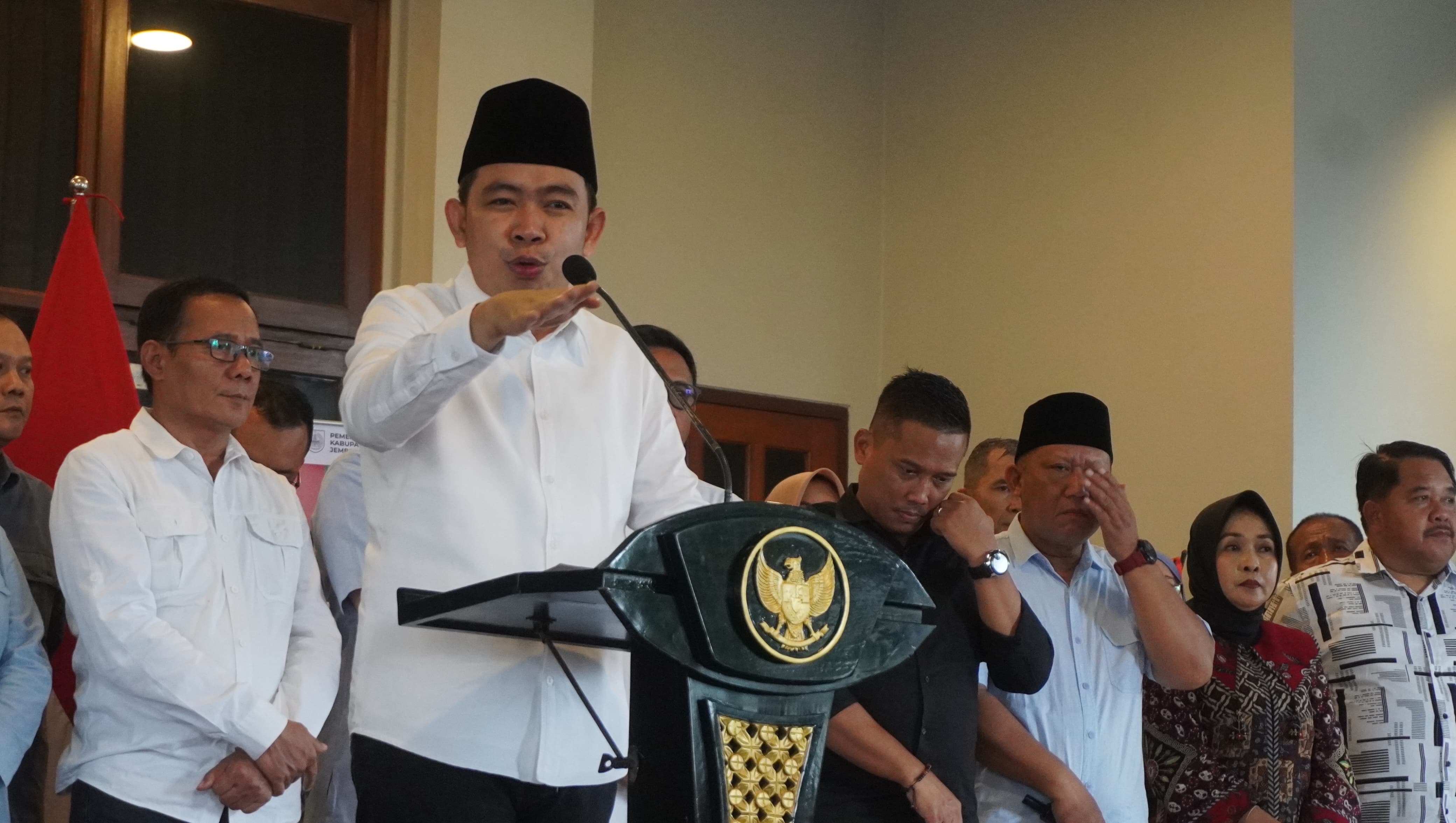 Bupati Fawait memberikan keterangan terbuka kepada awak media, saat kesempatan Pro Guse Update, di Pendapa Wahyawibawagraha Jember, Sabtu (31/01/2026). (Maulana/Radar Jember)